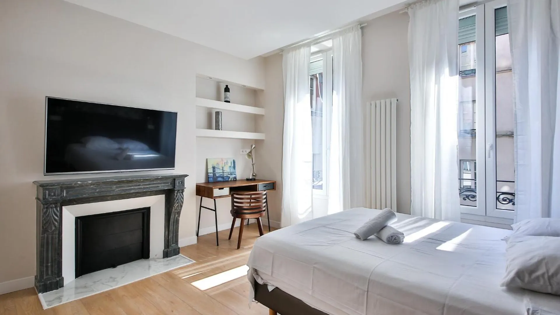 Blue Nights Apartments - Sebastopol Paris
